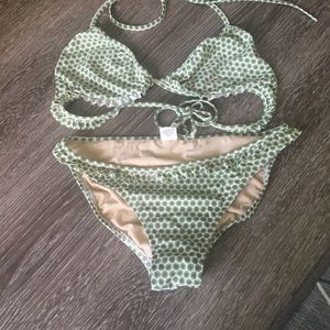 Great suit. Bottom is small, top is L.